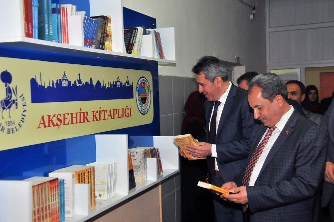 Akşehir’de Okullara Koridor Kitaplığı