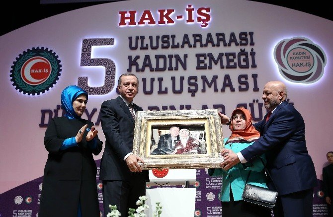 Cumhurbaşkanı Erdoğan’dan CHP’li Belediyelerin Afişlerine Sert Tepki