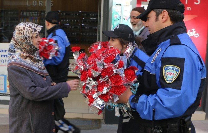 Elazığ Polisinden Kadınlara Karanfil