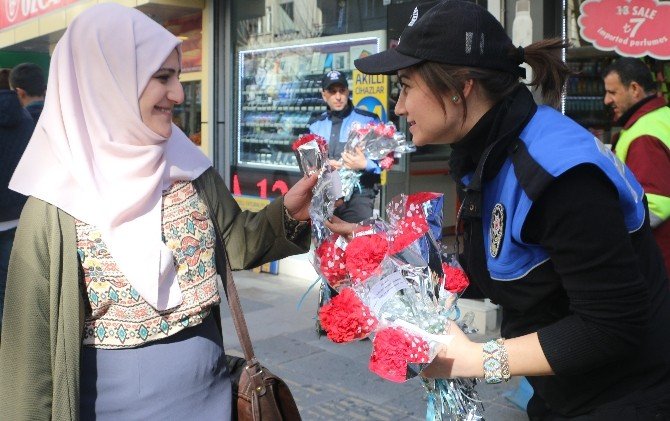 Elazığ Polisinden Kadınlara Karanfil