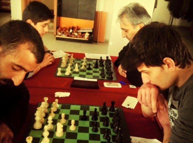 Hınıs’ta Satranç Turnuvası Heyecanı
