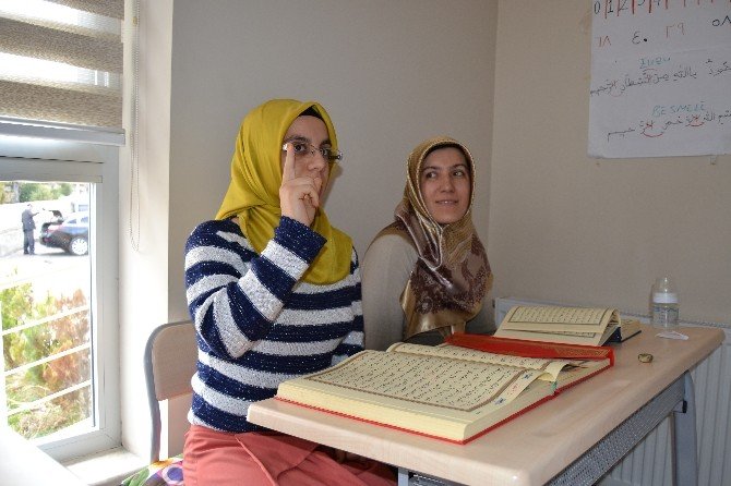 İşitme Engelli Kadınlara Kuran Öğretebilmek İçin İşaret Dili Öğrendi