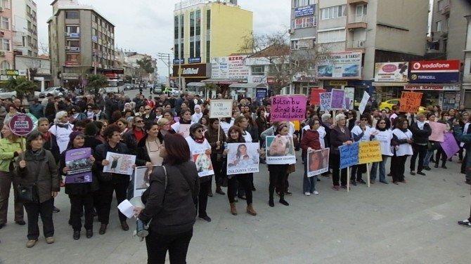 Burhaniye’de Kadınlar Gününe Coşkulu Kutlama
