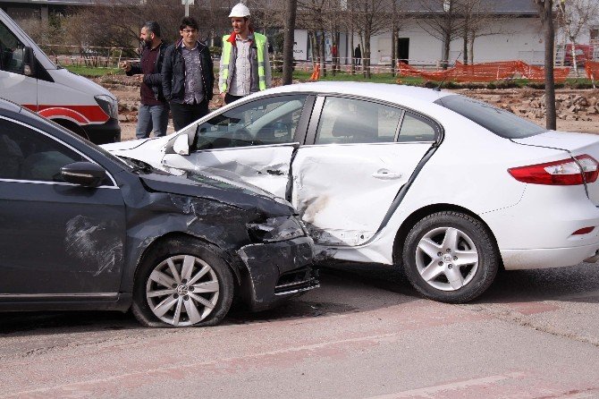 Kocaeli’de Trafik Kazası: 3 Yaralı