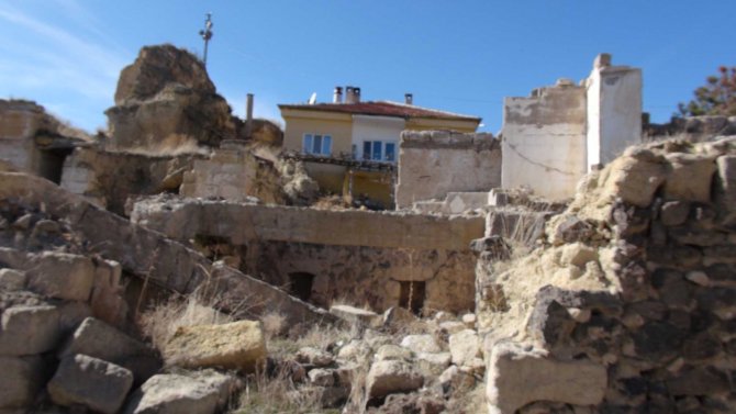 Tuzköy’deki kaya evler kanser yapıyor