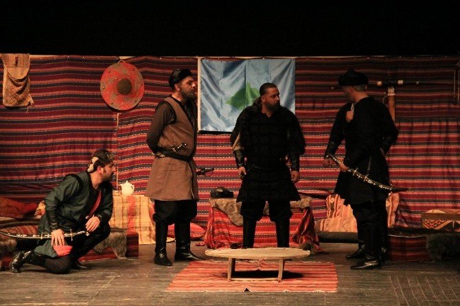 Sivas’ta ‘Kürşad Ve 40 Çerisi’ Tiyatro Oyunu Sahnelendi
