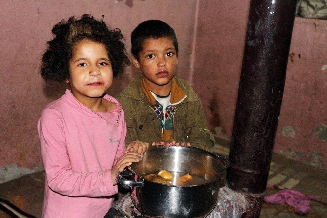Suriyeli Kadın Dilenerek Çocuklarına Bakıyor