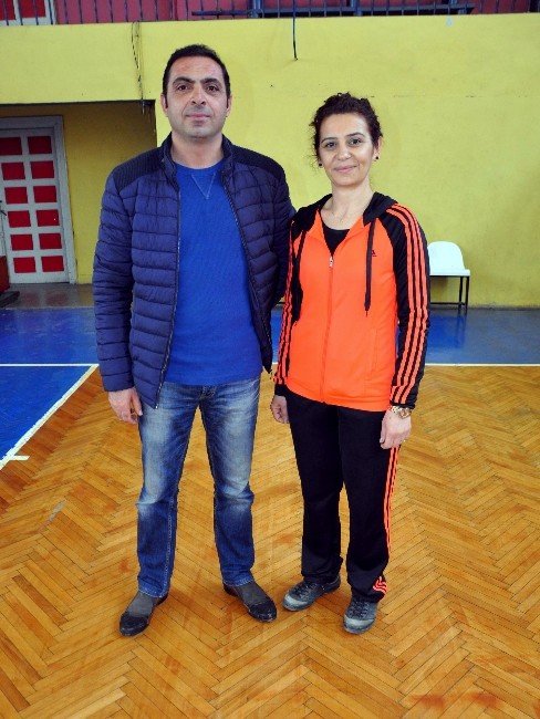 Evde Karı-koca Sahada Rakip Oldular