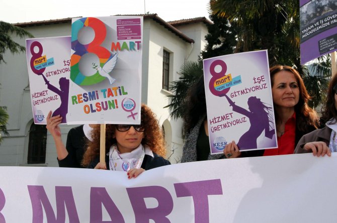 Kadınlar işe gitmeyip 8 Mart’ın resmi tatil olması için eylem yaptı