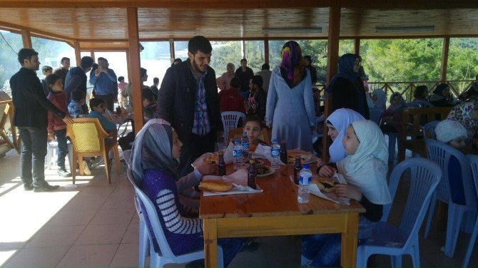 AK Parti’li Gençlerden Suriyeli Öğrencilere Piknik