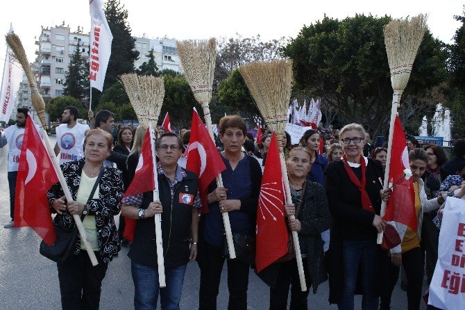Antalya’da Kadınlardan Süpergeli Yürüyüş