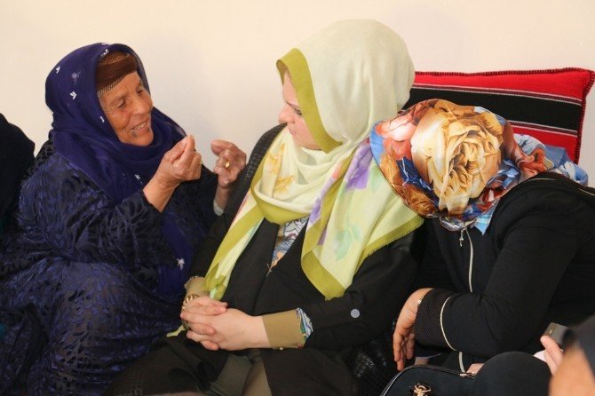 Başkan Ayhan, Mahalleleri Ziyaret Edip Kadınlarla Sohbet Etti
