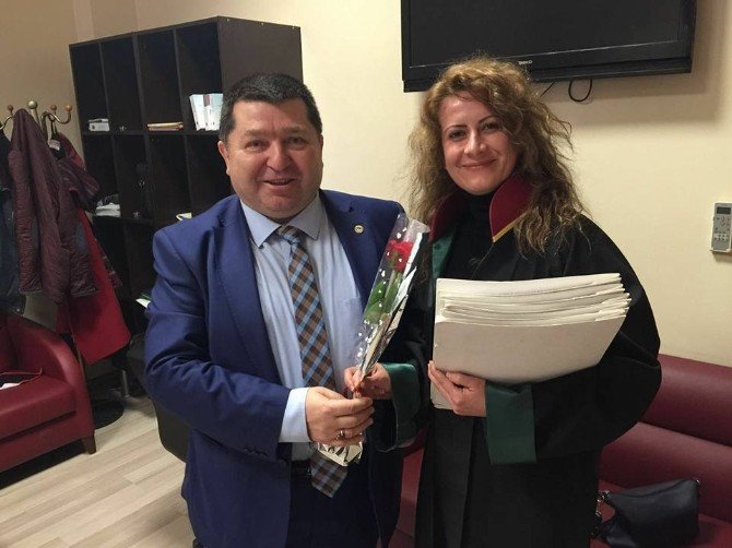 Baro Başkanı Dilber’den Bayan Avukatlara 8 Mart Çiçeği