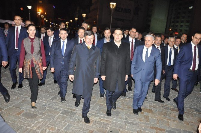 Başbakan Davutoğlu Ve Yunan Mevkidaşı Çipras Konak Meydanı’nı Gezdi