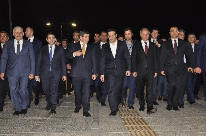 Başbakan Davutoğlu Ve Yunan Mevkidaşı Çipras Konak Meydanı’nı Gezdi