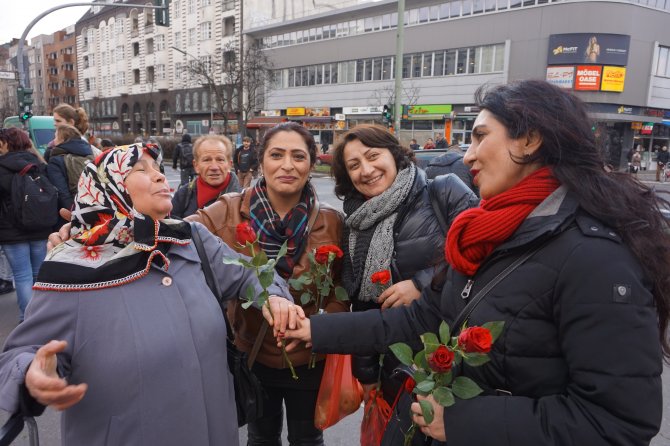 "Her gün Dünya Kadınlar Günü gibi olsun, kadına her gün değer verilsin!"