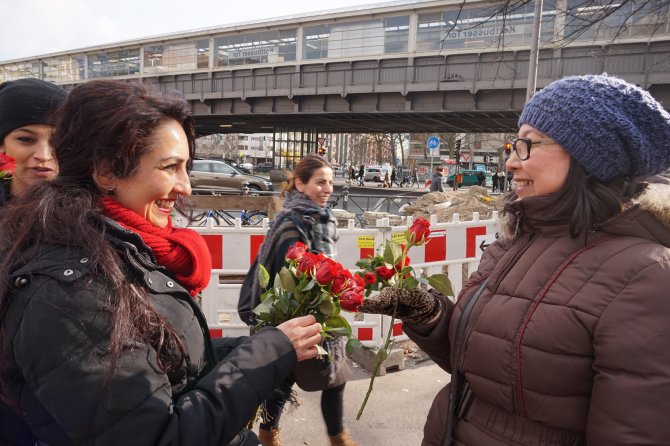 "Her gün Dünya Kadınlar Günü gibi olsun, kadına her gün değer verilsin!"