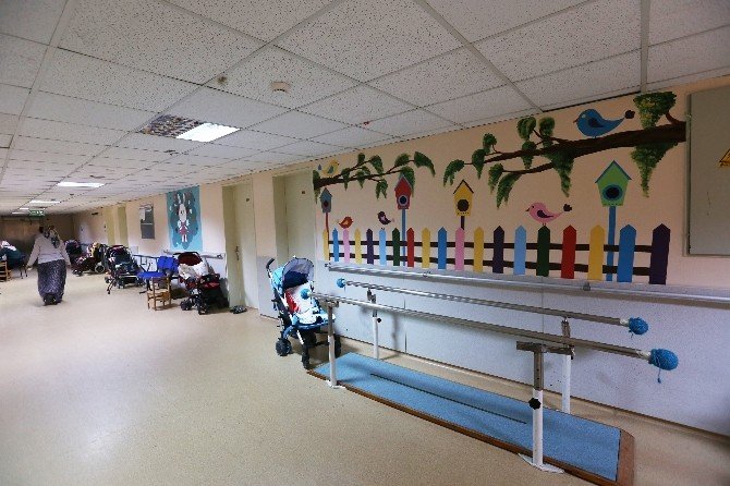 Hastane Koridorları Sanat Sokağına Dönüştü