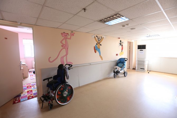 Hastane koridorları sanat sokağına dönüştü