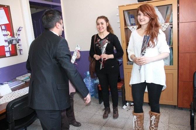 CHP Sarıkamış Teşkilatı’ndan Kadınlara Karanfil!