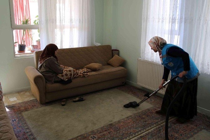 Demirkol, Yılın Kadınını Evinde Ziyaret Etti