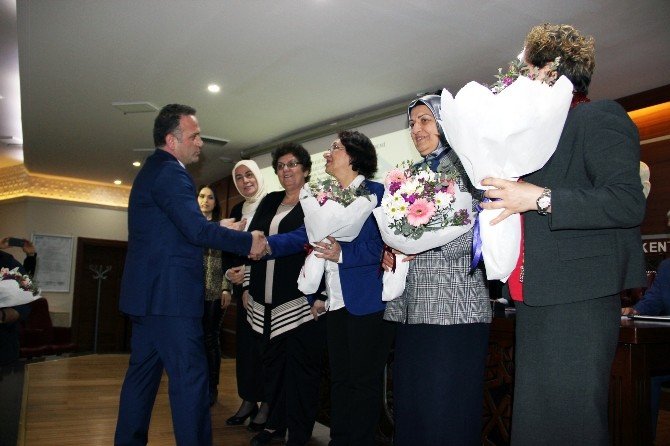 Yalova’da Bayan Meclis Üyelerine Çiçek