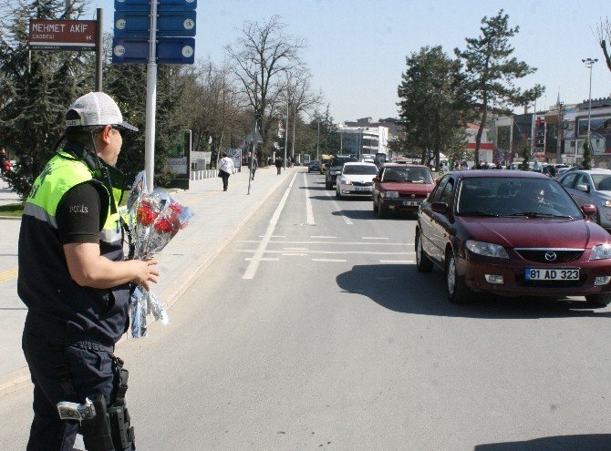 Polis Ekipleri Kadın Sürücülere Ceza Yerine Çiçek Verdi