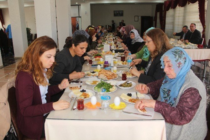 Elazığ Gazi Huzurevi’nde Dünya Kadınlar Günü Kutlandı