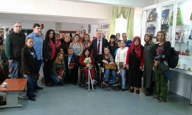 Ayvalıklı Engelliler Balıkesir Yaşlı Bakım Ve Rehabilitasyon Merkezine Anlşamlı Ziyaret