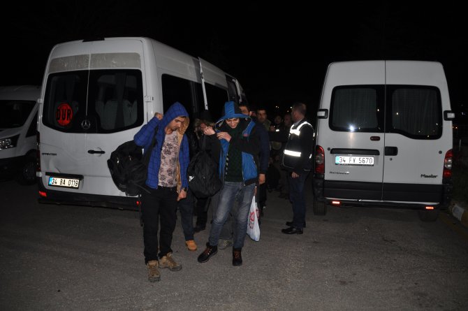 Polisin kovaladığı minibüste Irak ve Suriyeli sığınmacılar çıktı