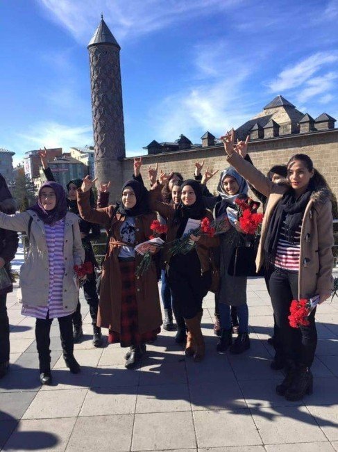 Ülkü Ocakları Bayanlar Birimi 8 Mart Dünya Kadınlar Gününü Karanfillerle Kutladı