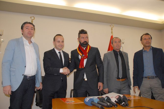Kayserispor'un yeni teknik patronu imzayı attı, Fenerbahçe'ye gözdağı verdi