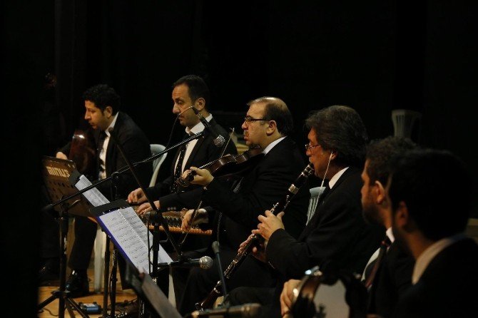 Sahnede “Ayşe Taş” Zerafeti Büyüledi