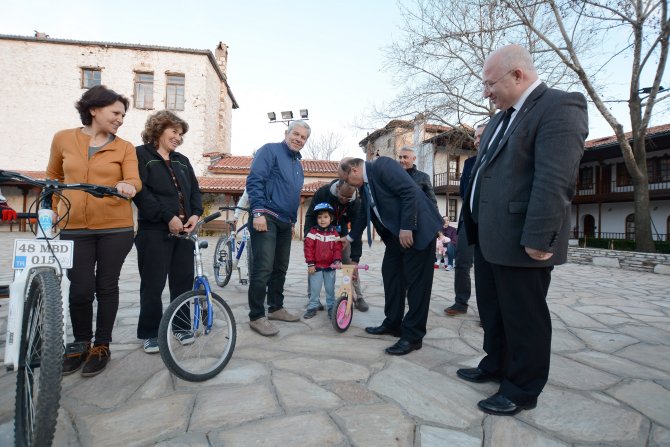 Muğla Valisi Çiçek, bisiklet eğitimi alan kursiyerleri ziyaret etti