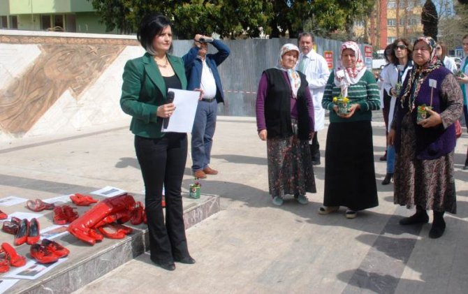 Osmaniye'de STK'lar kadın hakları için yürüdü