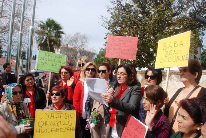Osmaniye'de STK'lar kadın hakları için yürüdü
