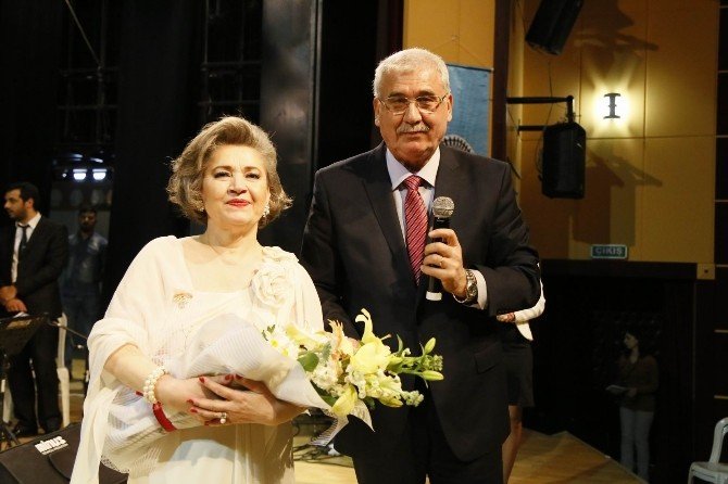 Sahnede “Ayşe Taş” Zerafeti Büyüledi