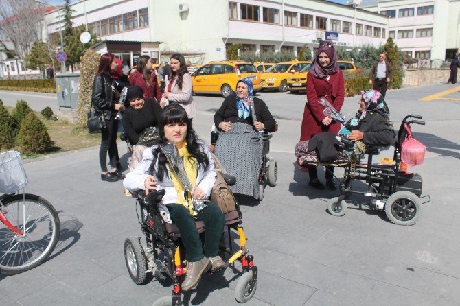 Engelli Kadınlar, Niğdeli Kadınlara Karanfil Hediye Etti