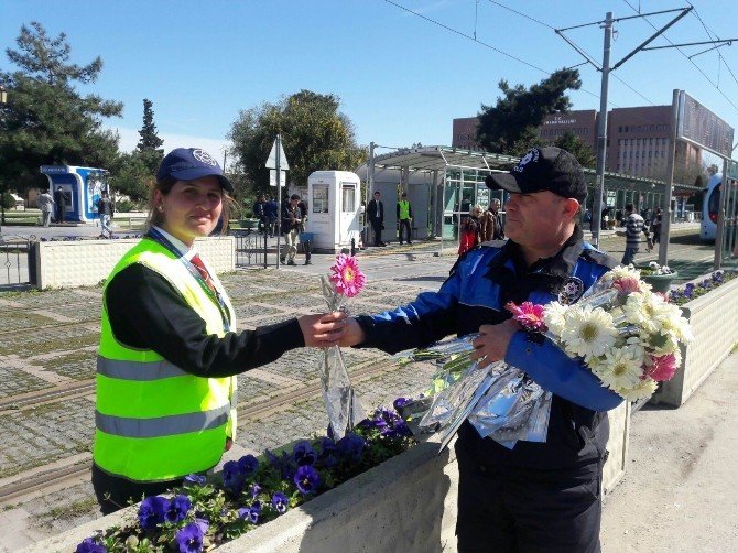 Polislerden Kadınlara Çiçek