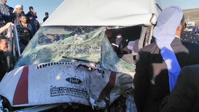 Yolcu minibüsüyle otomobil çarpıştı: 9 yaralı