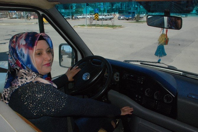 Kadın Minibüs Şoförü Şehirler Arası Yollarda Direksiyon Sallıyor