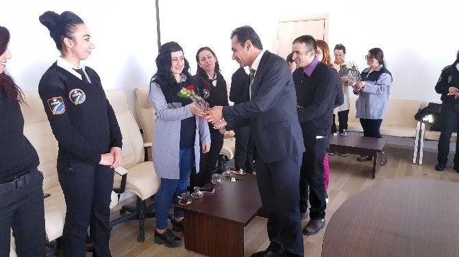 Yüksekova Havalimanı Müdürü Kadın Çalışanlarına Gül Verdi