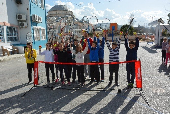 Yunusemre’li Öğrenciler Tenis İle Tanışıyor