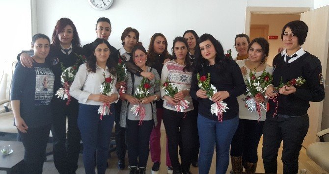 Yüksekova Havalimanı Müdürü Kadın Çalışanlarına Gül Verdi