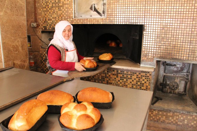Eşini ve babasını kaybedince, elinin hamuru ile ekmek çıkarmaya başladı
