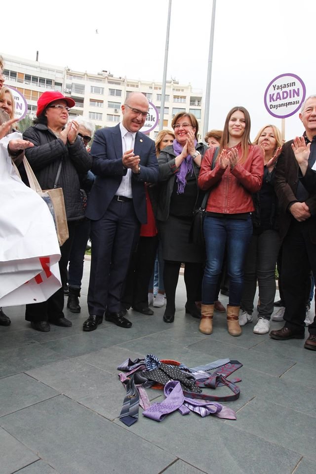CHP'lilerden kadına yönelik şiddete karşı 'kravatlı' eylem