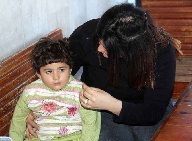 Kaybolan Suriyeli Minik Ayşe’ye Hamile Kadın Sahip Çıktı