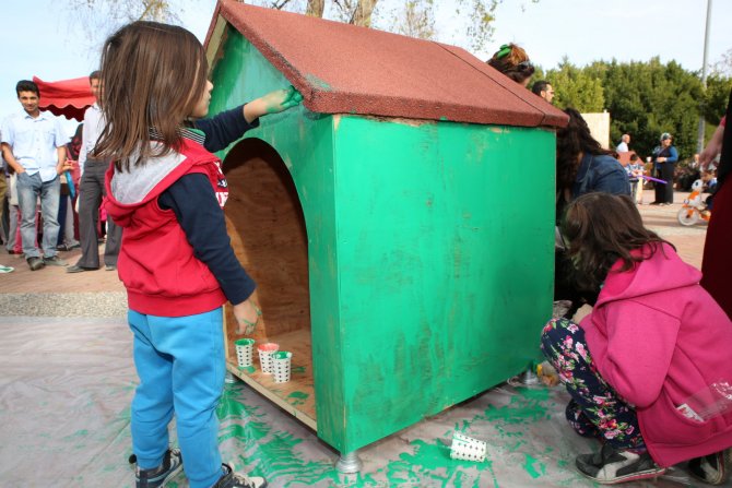 Aileler, kedi, köpek ve kuşlar için kuş evi boyaması yaptı