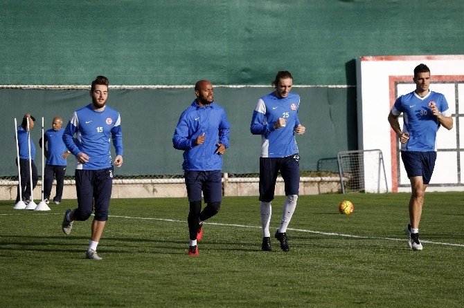Antalyaspor’da Kırmızı Kart Gören İki Futbolcuya Ceza