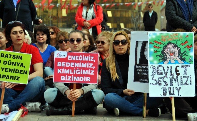 Aydın’da CHP’li Kadınlardan Sessiz Oturma Eylemi